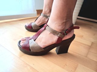 Sandalias Audley tacón beige y rojo