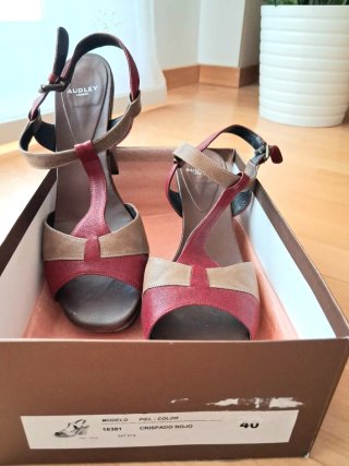 Sandalias Audley tacón beige y rojo