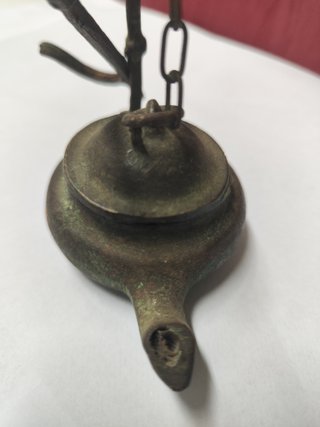 Lampada ad olio antica in bronzo
