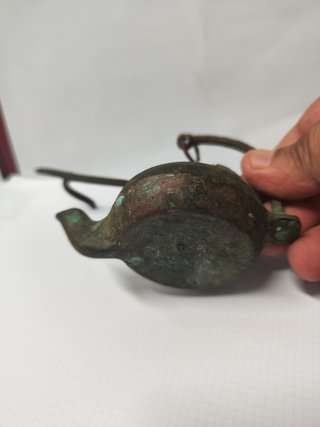 Lampada ad olio antica in bronzo