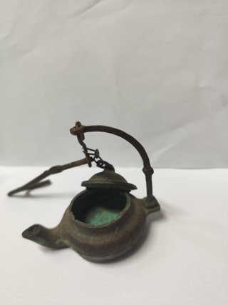 Lampada ad olio antica in bronzo
