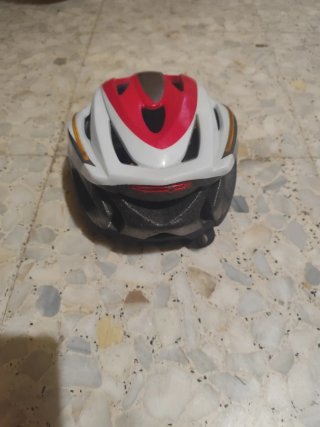 Casco de bicicleta blanco y rojo