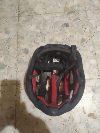 Casco de bicicleta blanco y rojo