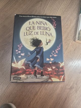 Libro La niña que bebió luz de luna