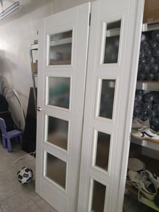 Puerta blanca con cristalera