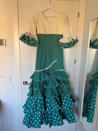 Vestido de flamenca verde con lunares blancos