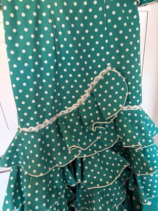 Vestido de flamenca verde con lunares blancos