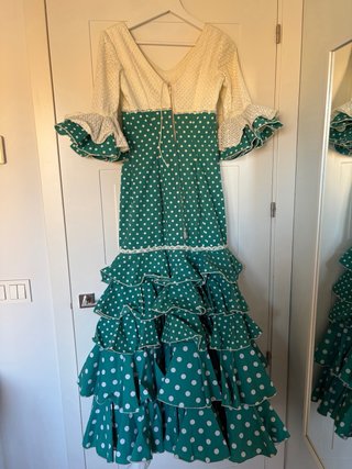 Vestido de flamenca verde con lunares blancos