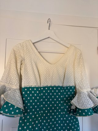 Vestido de flamenca verde con lunares blancos