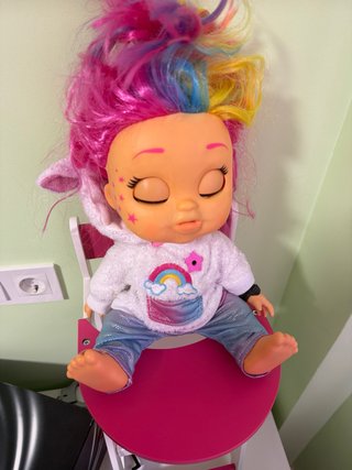 Llorón grande con pelo arcoíris