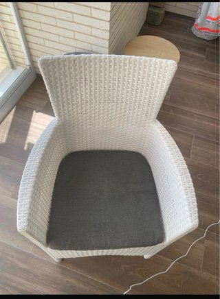 Silla de jardín de plástico blanca