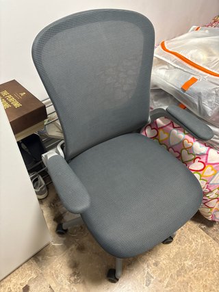 Silla de oficina ergonómica gris