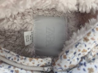 Buzo Zara floral con capucha
