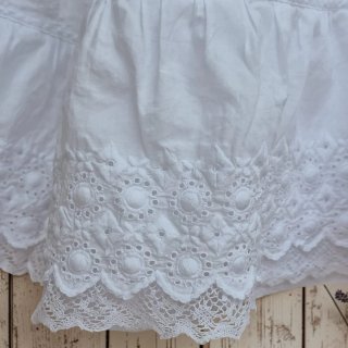 Falda enagua antigua, blanca con encaje