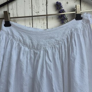 Falda enagua antigua, blanca con encaje