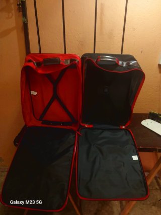 Maletas de viaje Veliz negra y roja