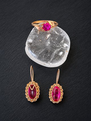 Set de pendientes y anillo de oro con rubí – joyer