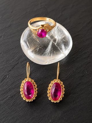 Set de pendientes y anillo de oro con rubí – joyer