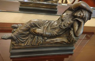 Figura de mujer en bronce fundido