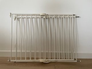Dos barreras de seguridad para escaleras