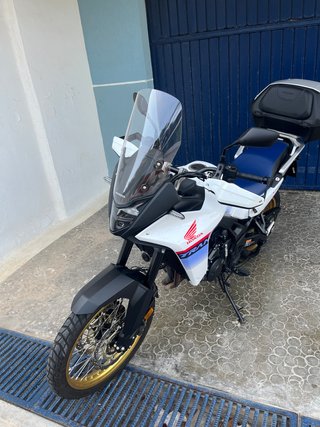 Honda Transalp 750 Adventure 2023 Blanca y Azul