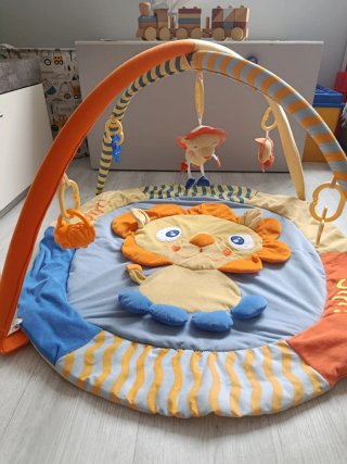 Parque infantil con arco de juegos