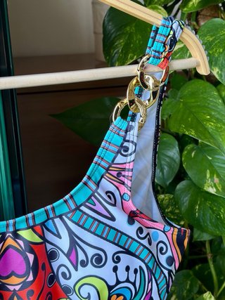 Bañador estampado con cadenas doradas
