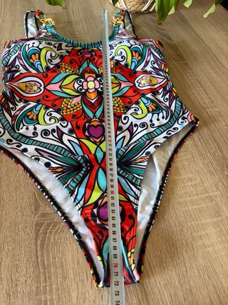 Bañador estampado con cadenas doradas