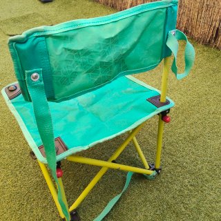 Silla de camping infantil verde y amarilla