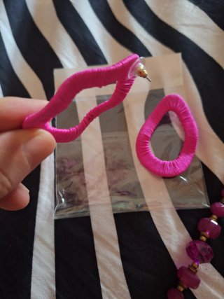 Conjunto collar y pendientes fucsia