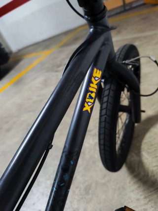Bicicleta BMX Negra y una B TWIN