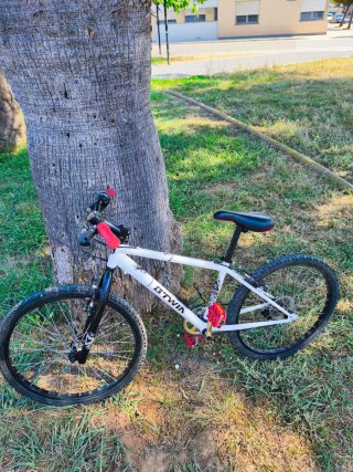 Bicicleta BMX Negra y una B TWIN