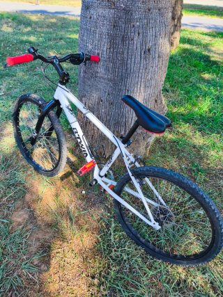 Bicicleta BMX Negra y una B TWIN