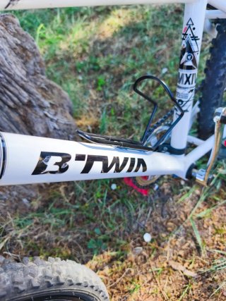 Bicicleta BMX Negra y una B TWIN