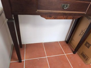 Mesita recibidor de madera oscura