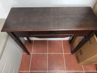 Mesita recibidor de madera oscura
