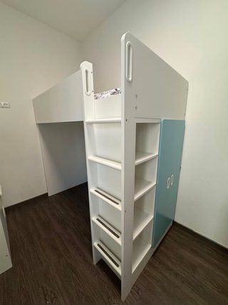 Letto a castello bianco con armadio e libreria