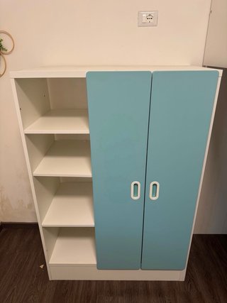 Letto a castello bianco con armadio e libreria