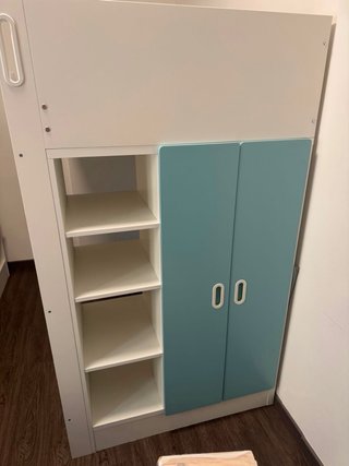 Letto a castello bianco con armadio e libreria