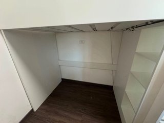 Letto a castello bianco con armadio e libreria