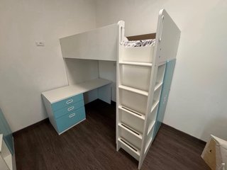 Letto a castello bianco con armadio e libreria