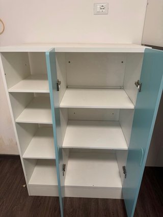 Letto a castello bianco con armadio e libreria