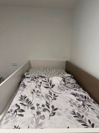 Letto a castello bianco con armadio e libreria