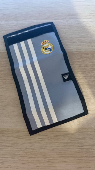 Cartera Adidas Real Madrid gris con escudo