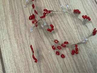 Tiara de flores rojas y cristales