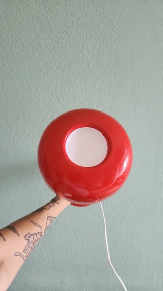 Lámpara de mesa roja y blanca