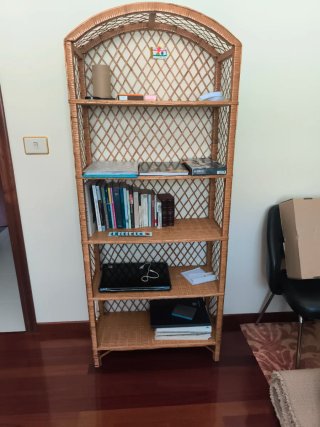 Estantería de mimbre