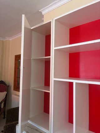 Mueble de salón vintage blanco y rojo