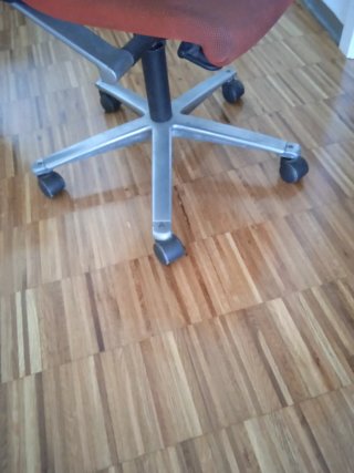 Silla de oficina giratoria con ruedas muy cómoda