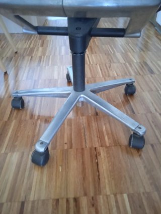 Silla de oficina giratoria con ruedas muy cómoda
